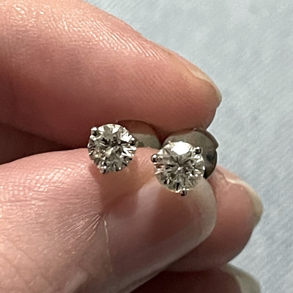 3/4 ctw Leo Diamond Earrings